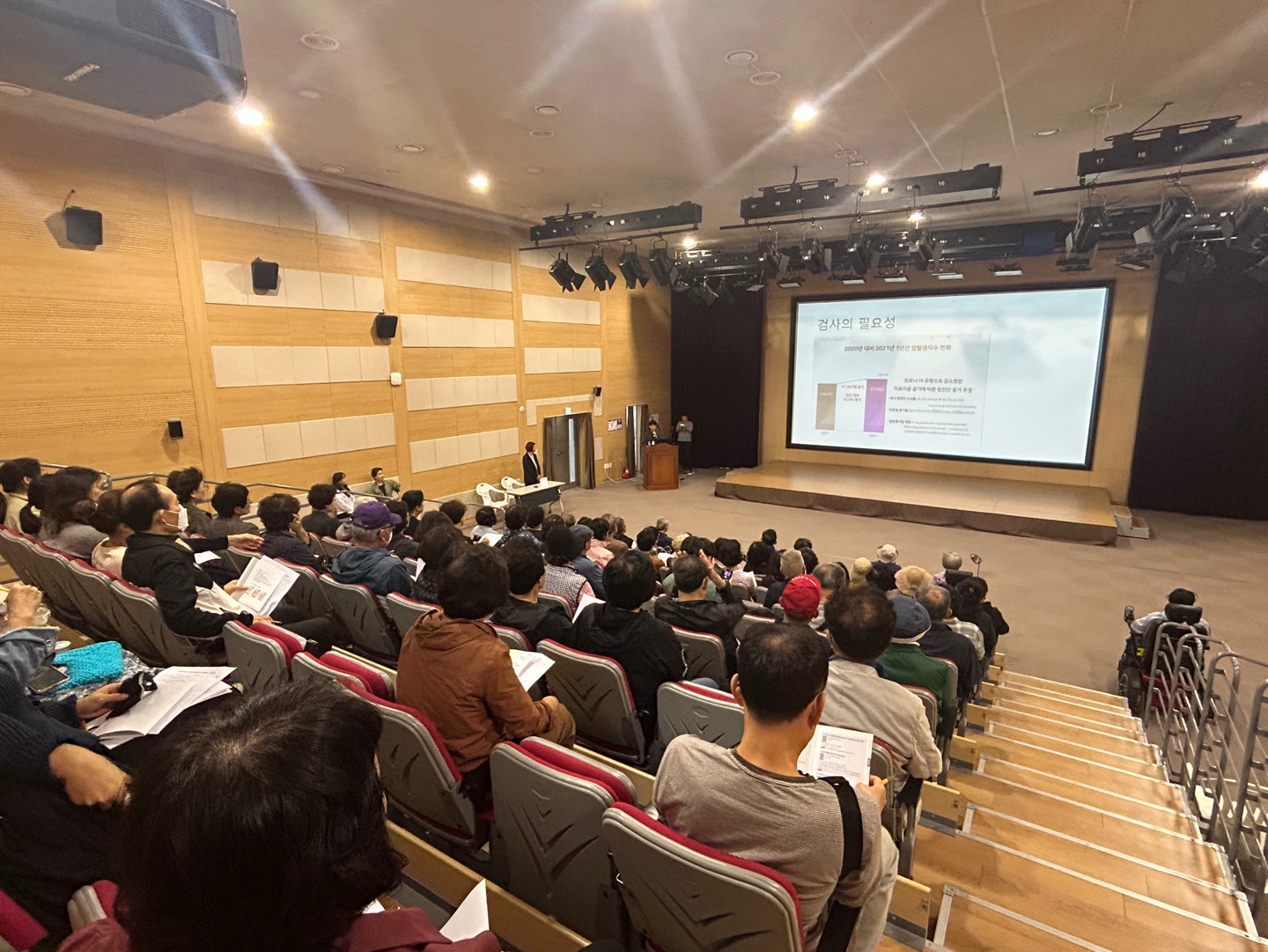 연수구 보건소 송도건강생활지원센터는 지난 16일 4층 다목적홀에서 비타민D 결핍 위험군 등 지역 주민을 대상으로 나의 대장 건강 지키기 강좌를 성황리에 개최했다